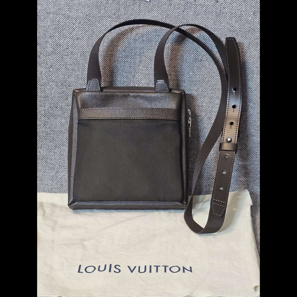 Louis Vuitton Taiga Sayan Shoulder Brown Leather Good condition - Back View