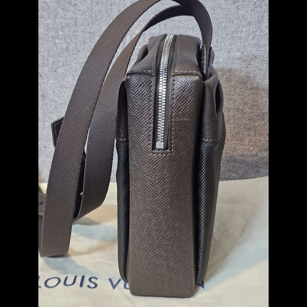 Louis Vuitton Taiga Sayan Shoulder Brown Leather Good condition - Model View