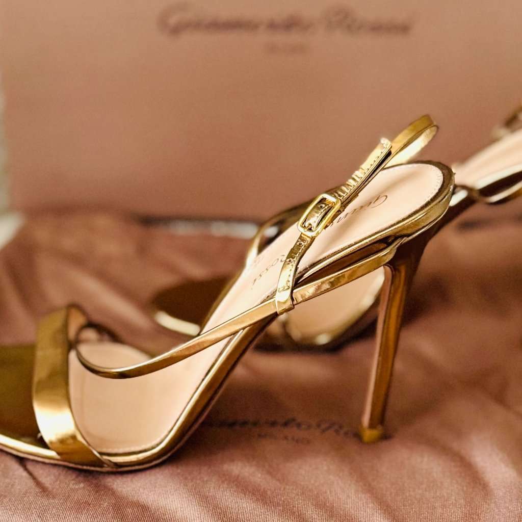 Gianvito Rossi Manhattan metallic gold sandals Gold Leather Very good condition - Model View