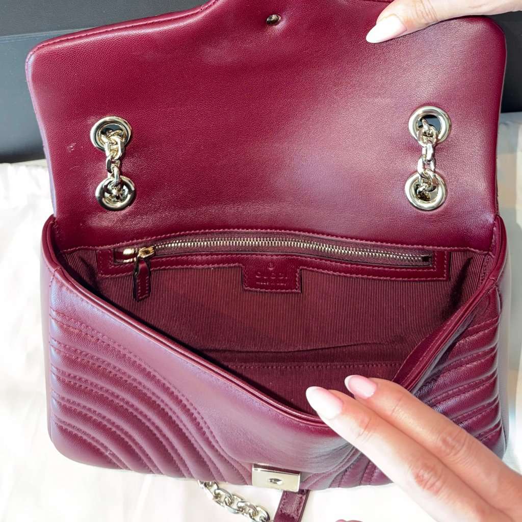 Gucci GG Marmont Burgundy Leather Never worn, with tag - Model View