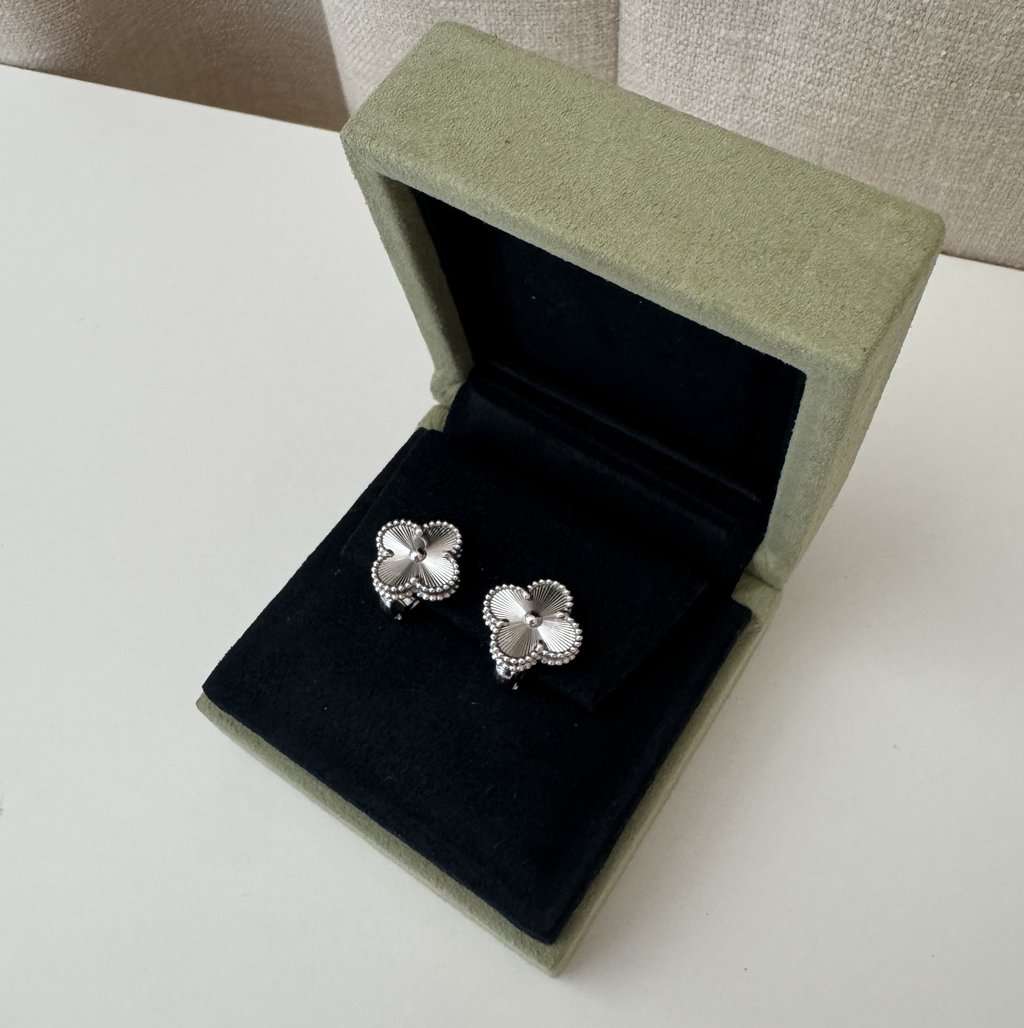 Van Cleef & Arpels Alahambra Silver White Gold Never worn, with tag - Back View