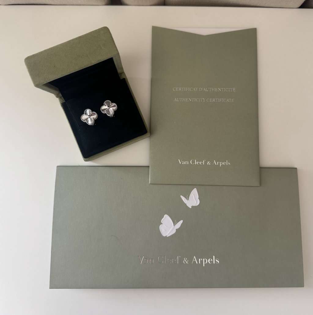 Van Cleef & Arpels Alahambra Silver White Gold Never worn, with tag - Inside View