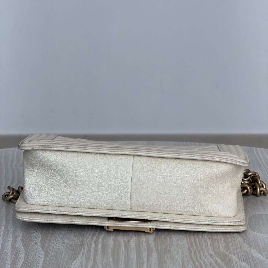 Chanel Small Boy Bag White Leather Good condition - Inside View