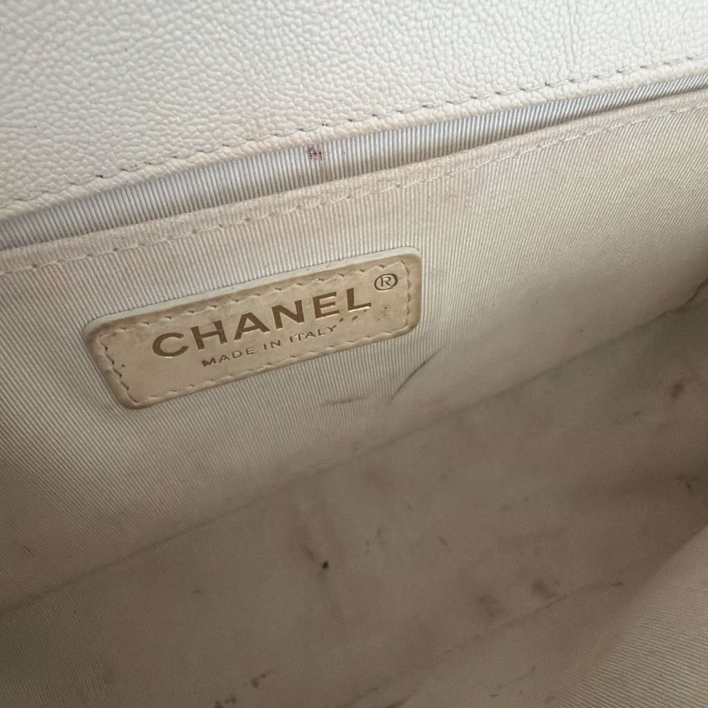 Chanel Small Boy Bag White Leather Good condition - Model View
