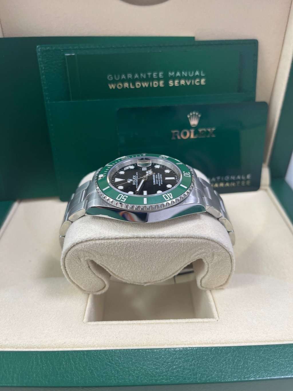 Rolex Submariner 41mm Green Never worn - Model View