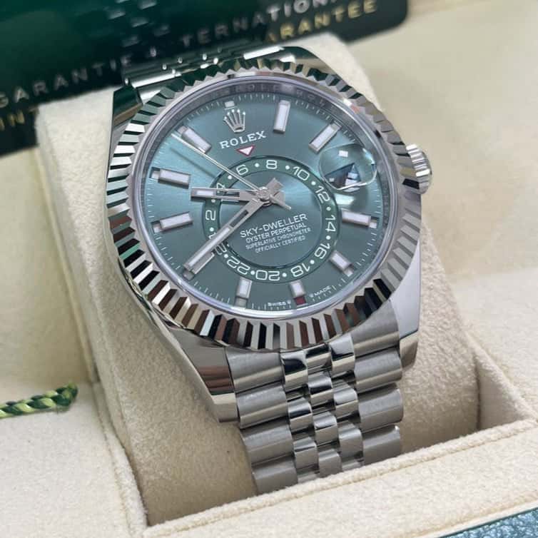 Rolex Sky-Dweller 42mm Green Never worn - Back View