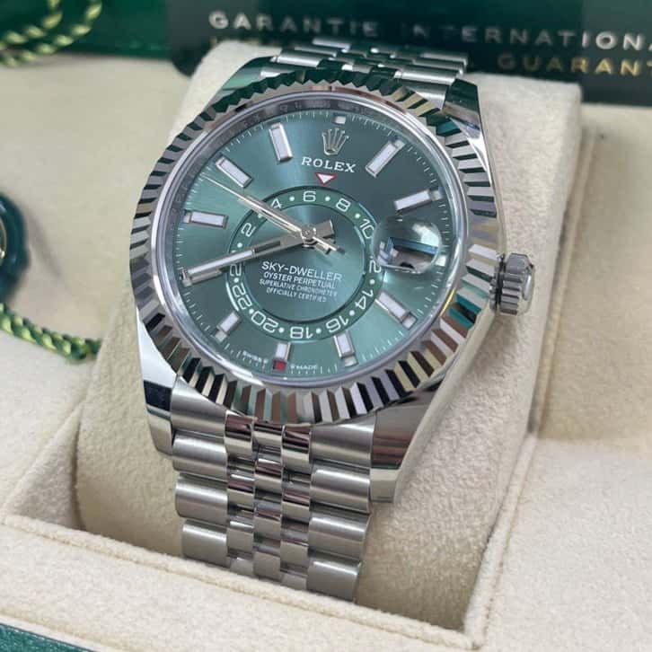 Rolex Sky-Dweller 42mm Green Never worn - Inside View