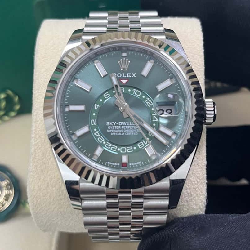 Rolex Sky-Dweller 42mm Green Never worn - Model View