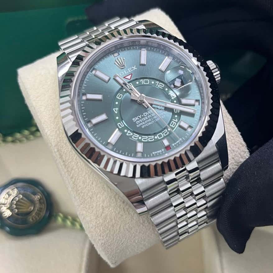 Rolex Sky-Dweller 42mm Green Never worn - Box View
