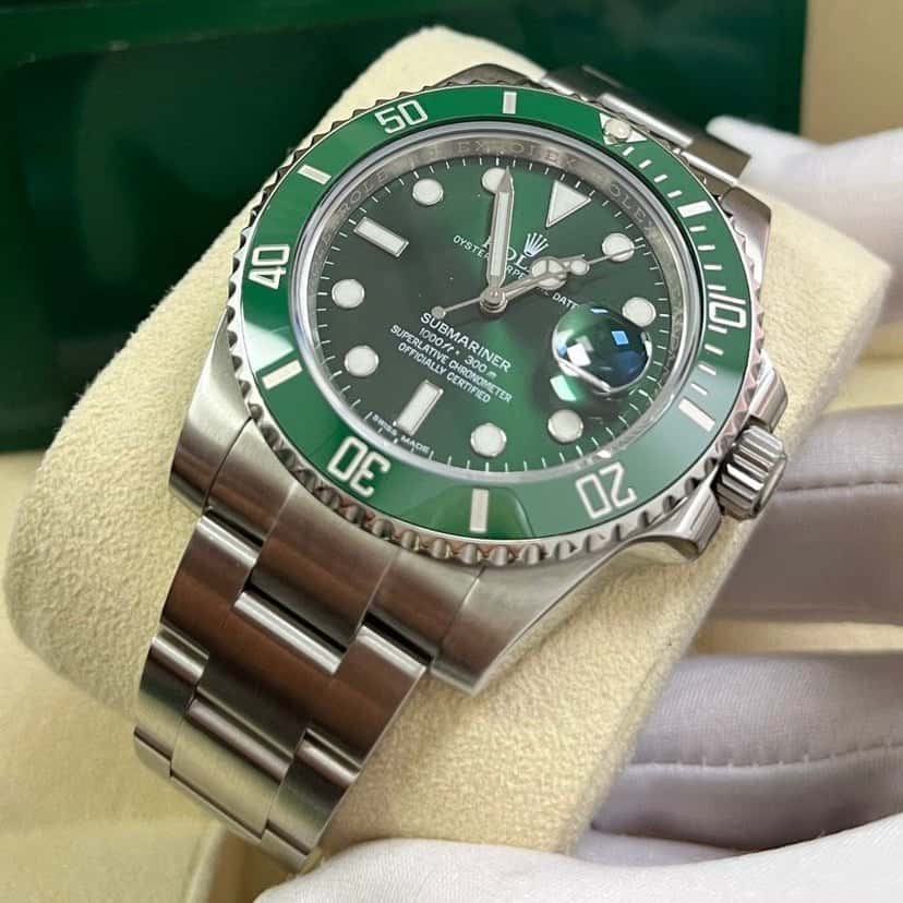 Rolex Submariner 40mm Green Never worn - Inside View