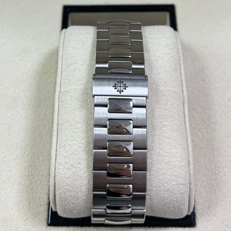 Patek Philippe Nautilus 40mm MultiColor Never worn - Model View