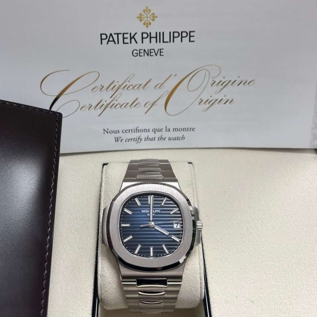 Patek Philippe Nautilus 41mm Blue Never worn - Model View