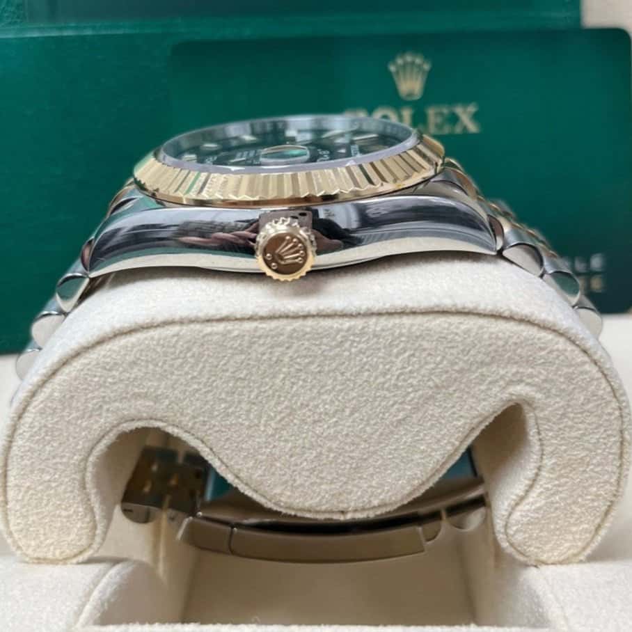 Rolex Yellow Rolesor Sky-Dweller Watch - Black Index Dial - Jubilee Bracelet 42mm Black Never worn - Inside View