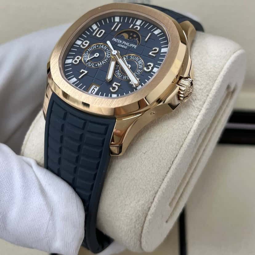 Patek Philippe Aquanaut 40mm Pink Never worn - Model View