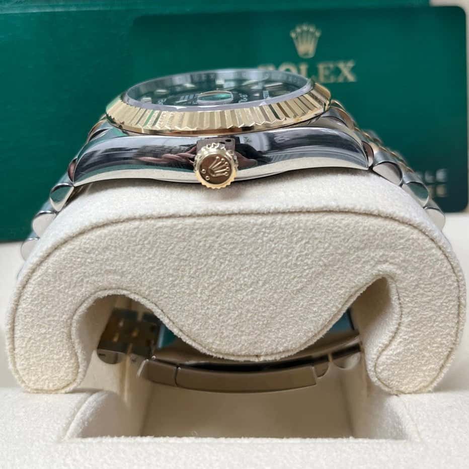 Rolex Yellow Rolesor Sky-Dweller Watch - Black Index Dial - Jubilee Bracelet 42mm Black Never worn - Inside View