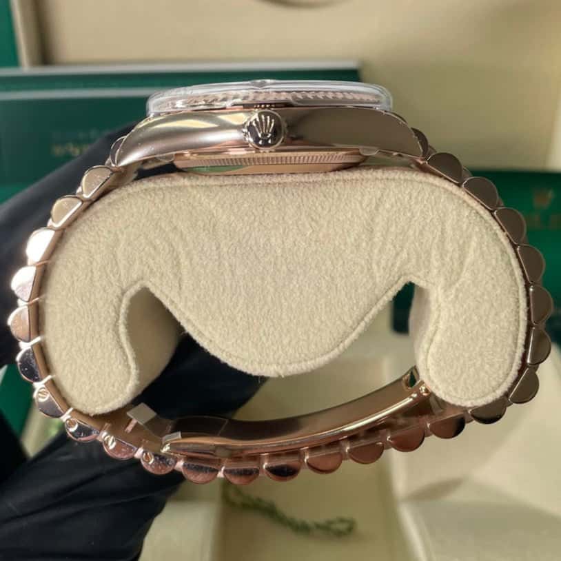 Rolex Everose Gold Day-Date 36 Watch - Fluted Bezel - Brown Ombre´ Diamond Dial - President Bracelet Pink Never worn - Inside View