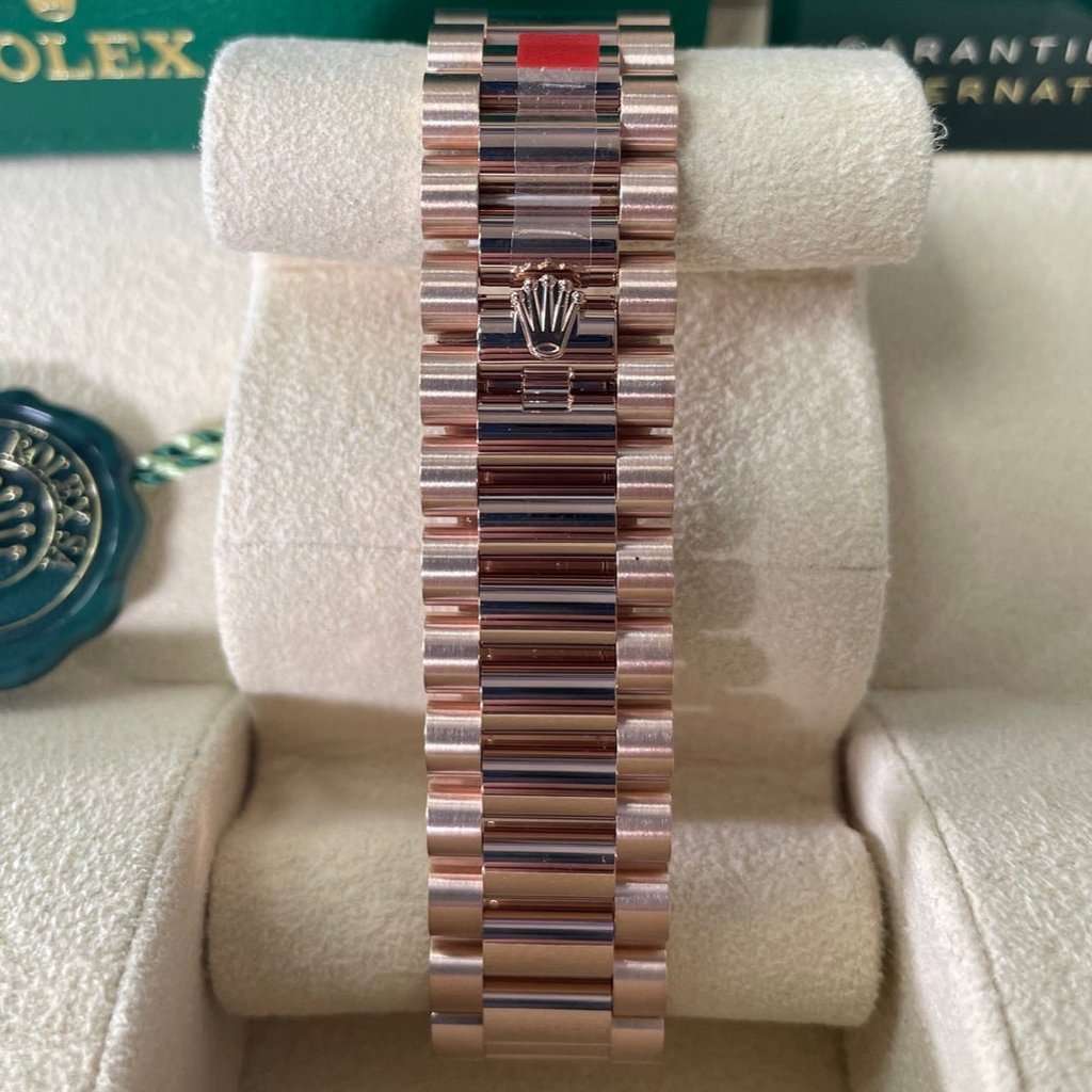Rolex Everose Gold Day-Date 36 Watch - Fluted Bezel - Brown Ombre´ Diamond Dial - President Bracelet Pink Never worn - Model View