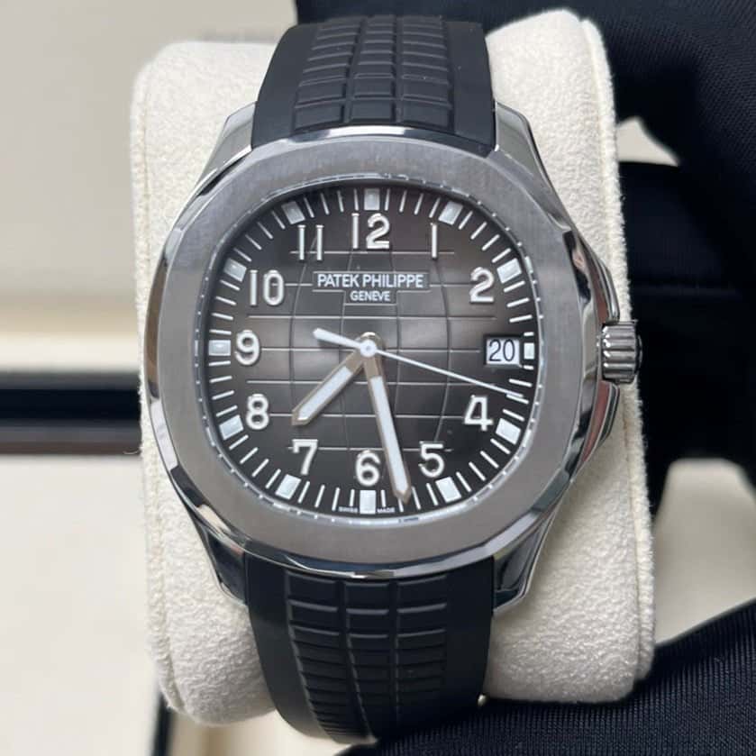 Patek Philippe Aquanaut 40mm Black Never worn - Box View