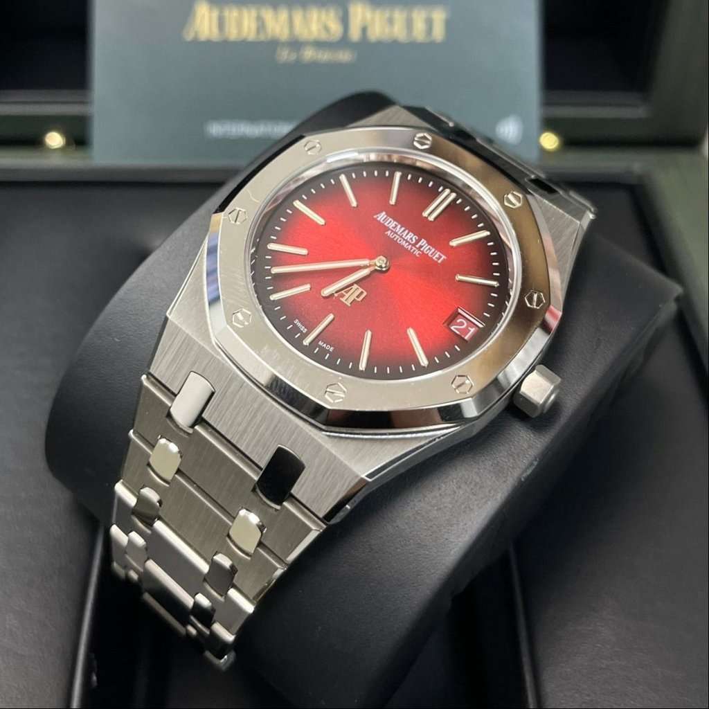 Audemars Piguet Royal Oak 39mm Red Never worn - Inside View