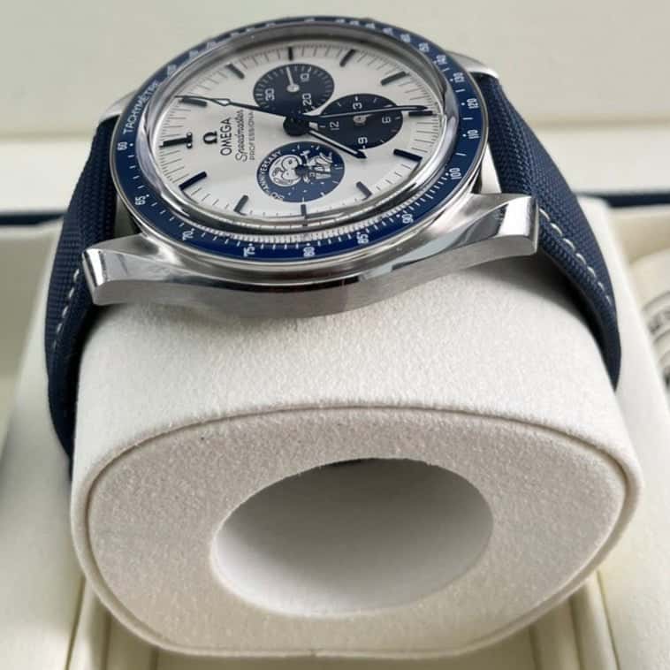 Omega Speedmaster 42mm Silver Never worn - Inside View