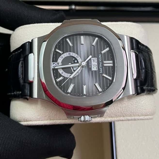 Patek Philippe Nautilus 40mm Black Never worn - Box View