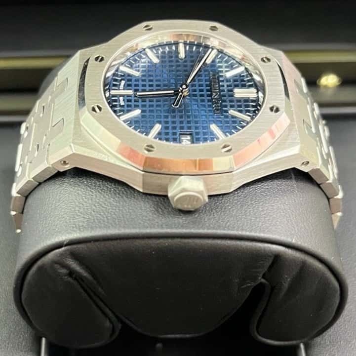 Audemars Piguet Royal Oak Selfwinding 37mm Blue Never worn - Box View