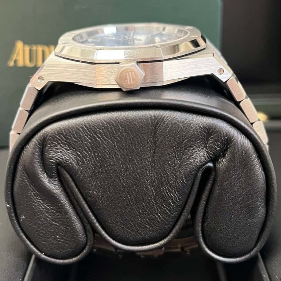 Audemars Piguet Royal Oak Selfwinding 37mm Blue Never worn - Inside View