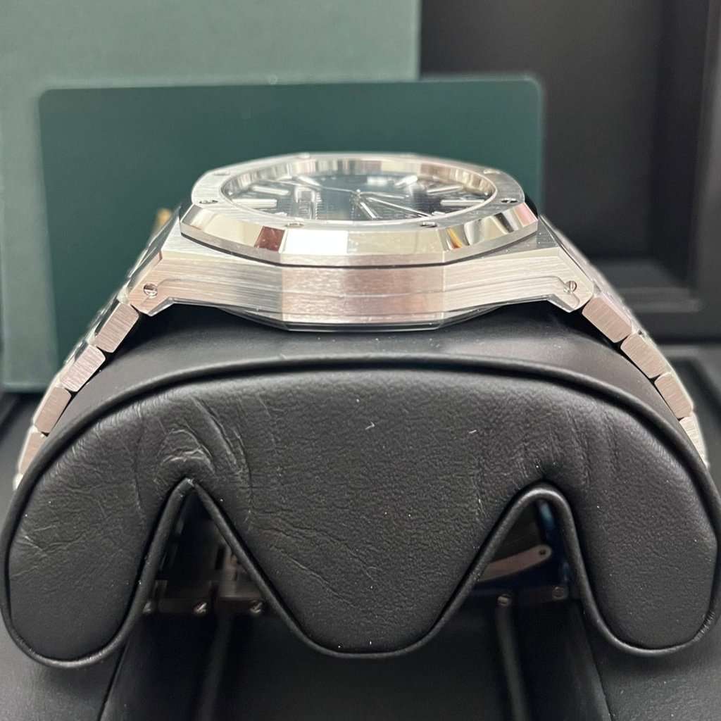 Audemars Piguet Royal Oak 41mm Blue Never worn - Model View