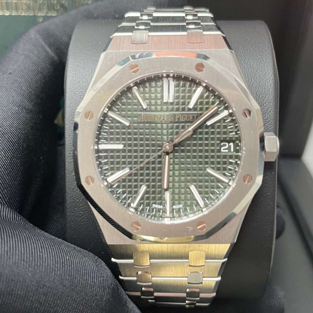 Audemars Piguet Royal Oak 41mm Green Never worn - Box View