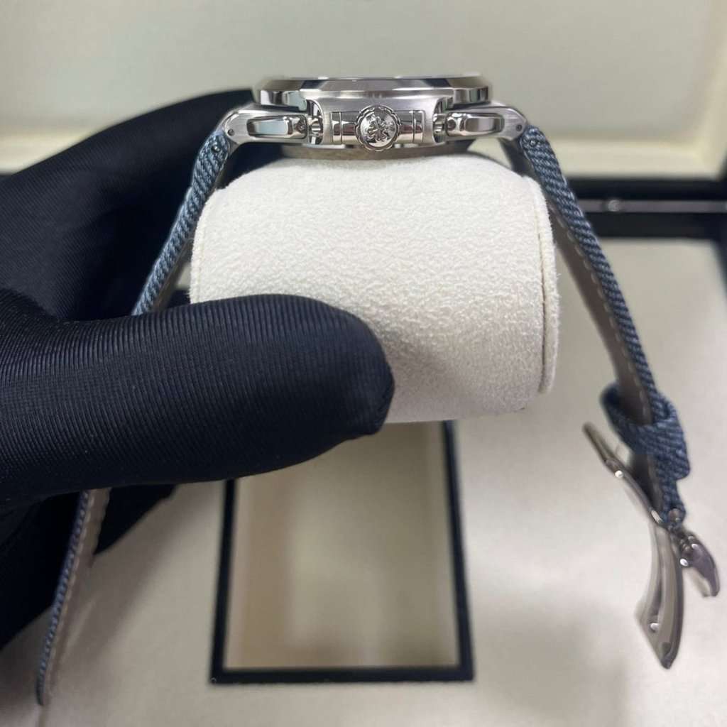 Patek Philippe Nautilus 40mm Blue Never worn - Model View
