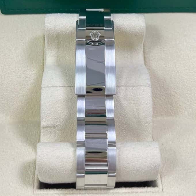 Rolex Daytona 40mm Blue Never worn - Model View