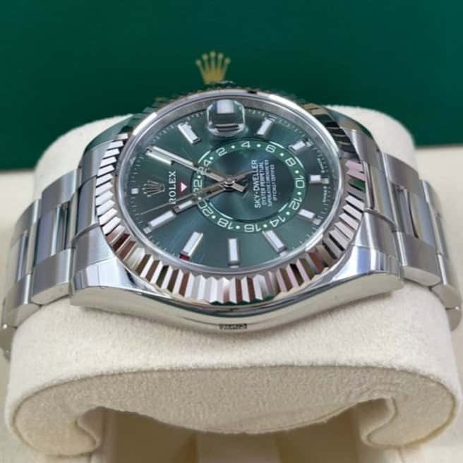 Rolex Sky-Dweller 42mm Green Never worn - Model View