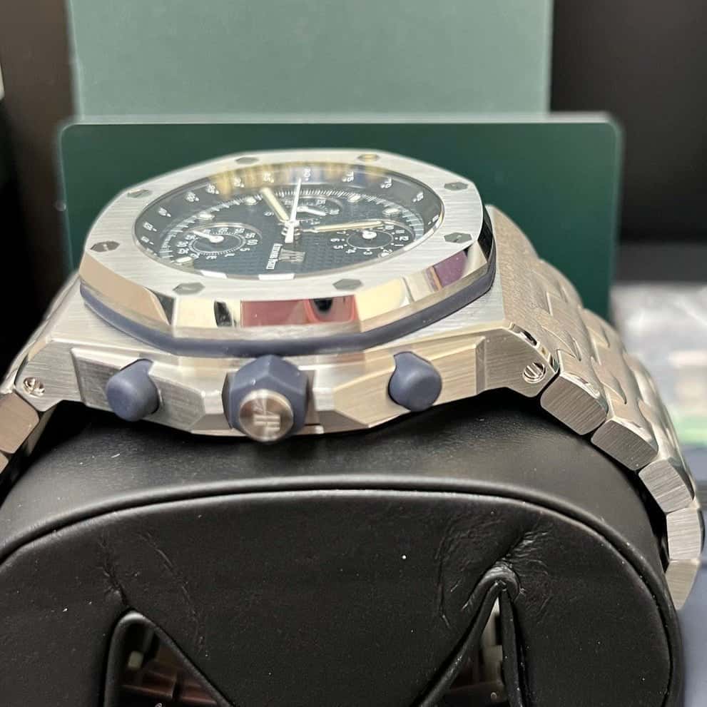 Audemars Piguet Royal Oak Offshore 42mm MultiColor Never worn - Model View