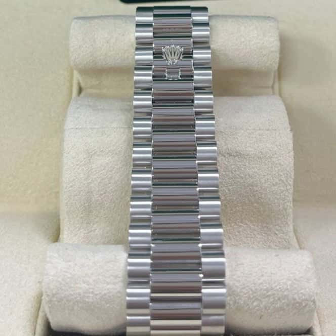 Rolex Day-Date 40 Blue Never worn - Model View