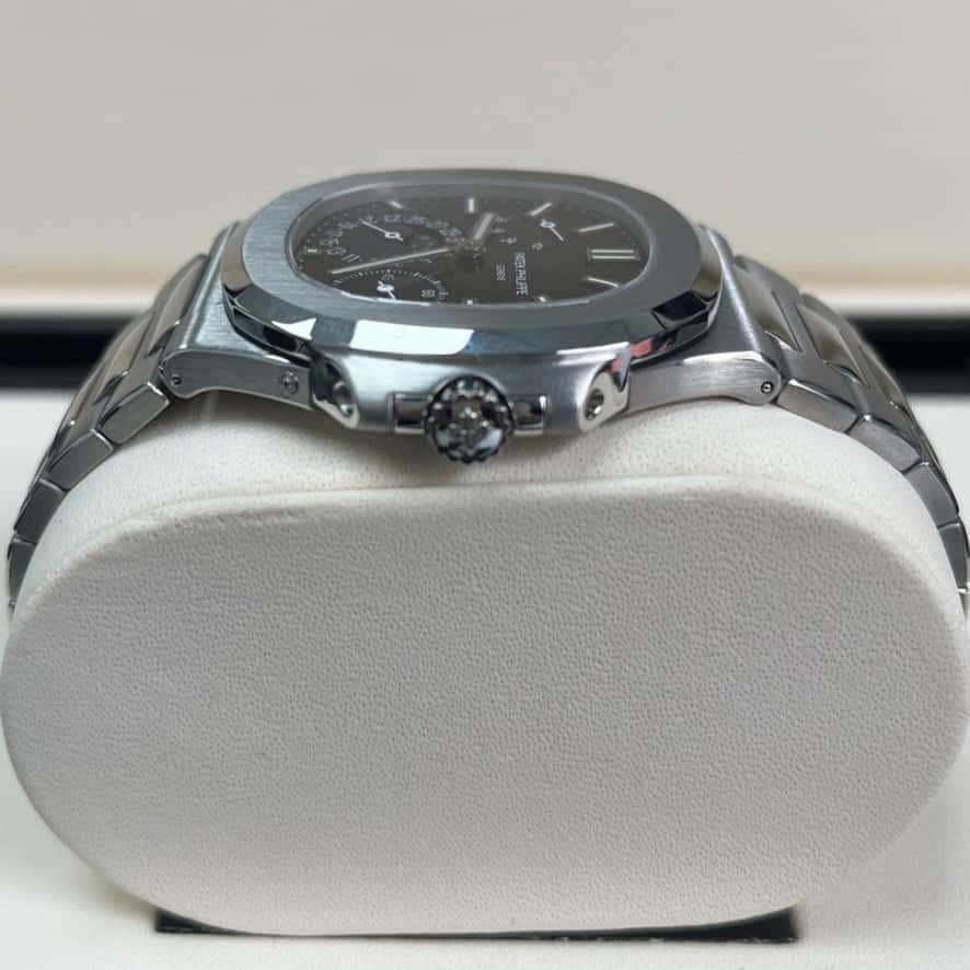 Patek Philippe Nautilus 40mm Blue Never worn - Model View