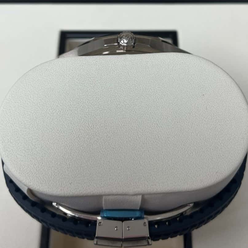 Patek Philippe Aquanaut 42mm Blue Never worn - Model View