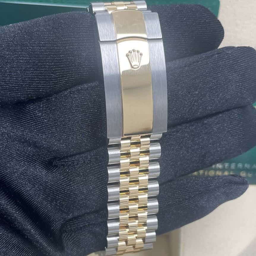 Rolex Sky-Dweller 42mm Gold Never worn - Inside View