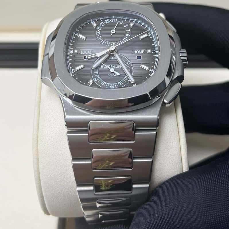 Patek Philippe Nautilus 40mm Black Never worn - Model View