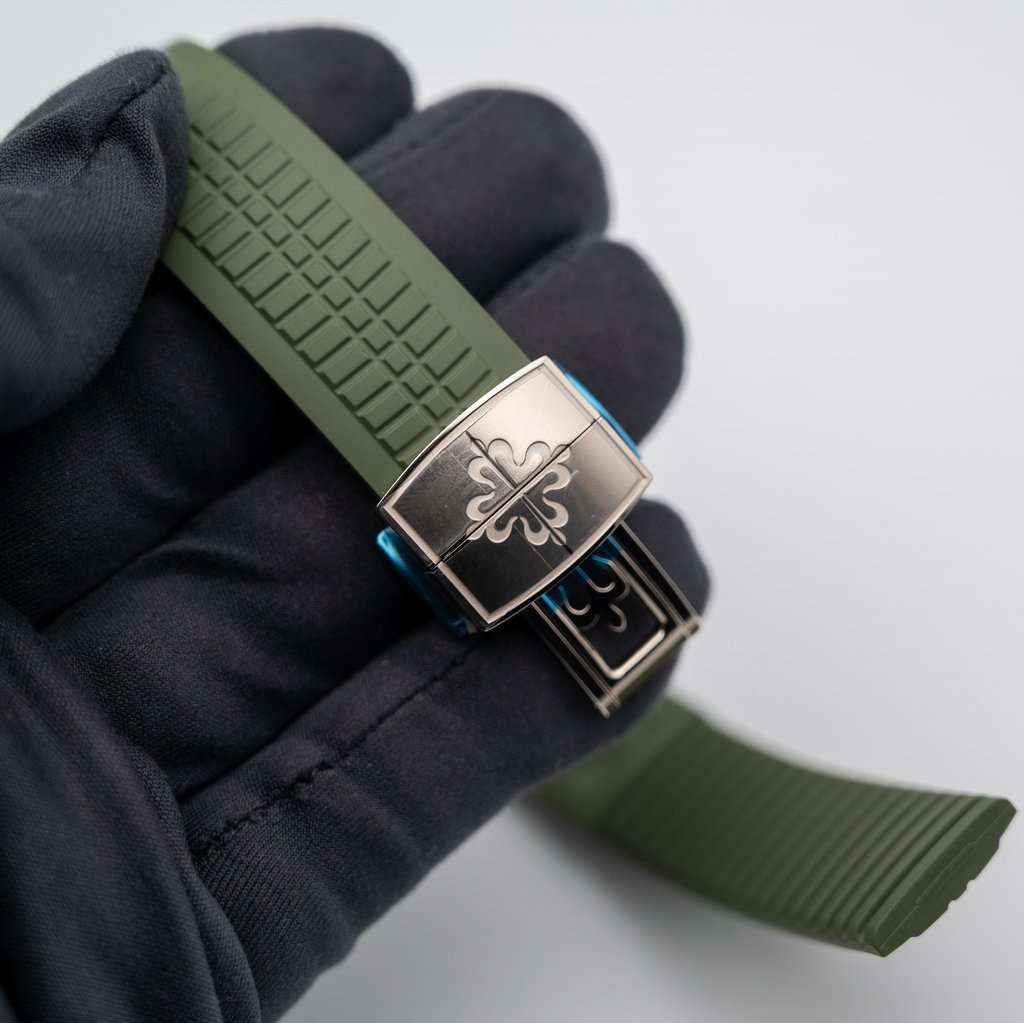 Patek Philippe Aquanaut 42mm Green Never worn - Model View