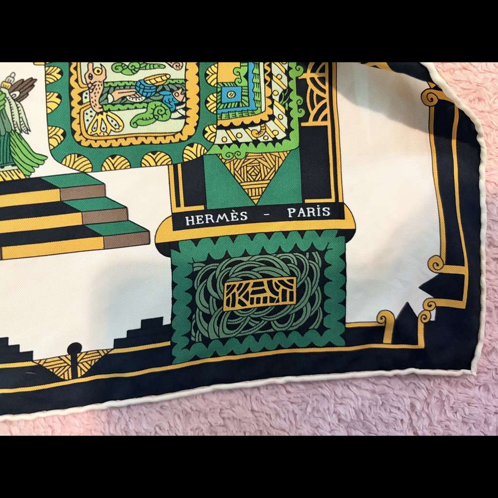 Hermès Astres et Soleils 90cm Green Silk Very good condition - Model View
