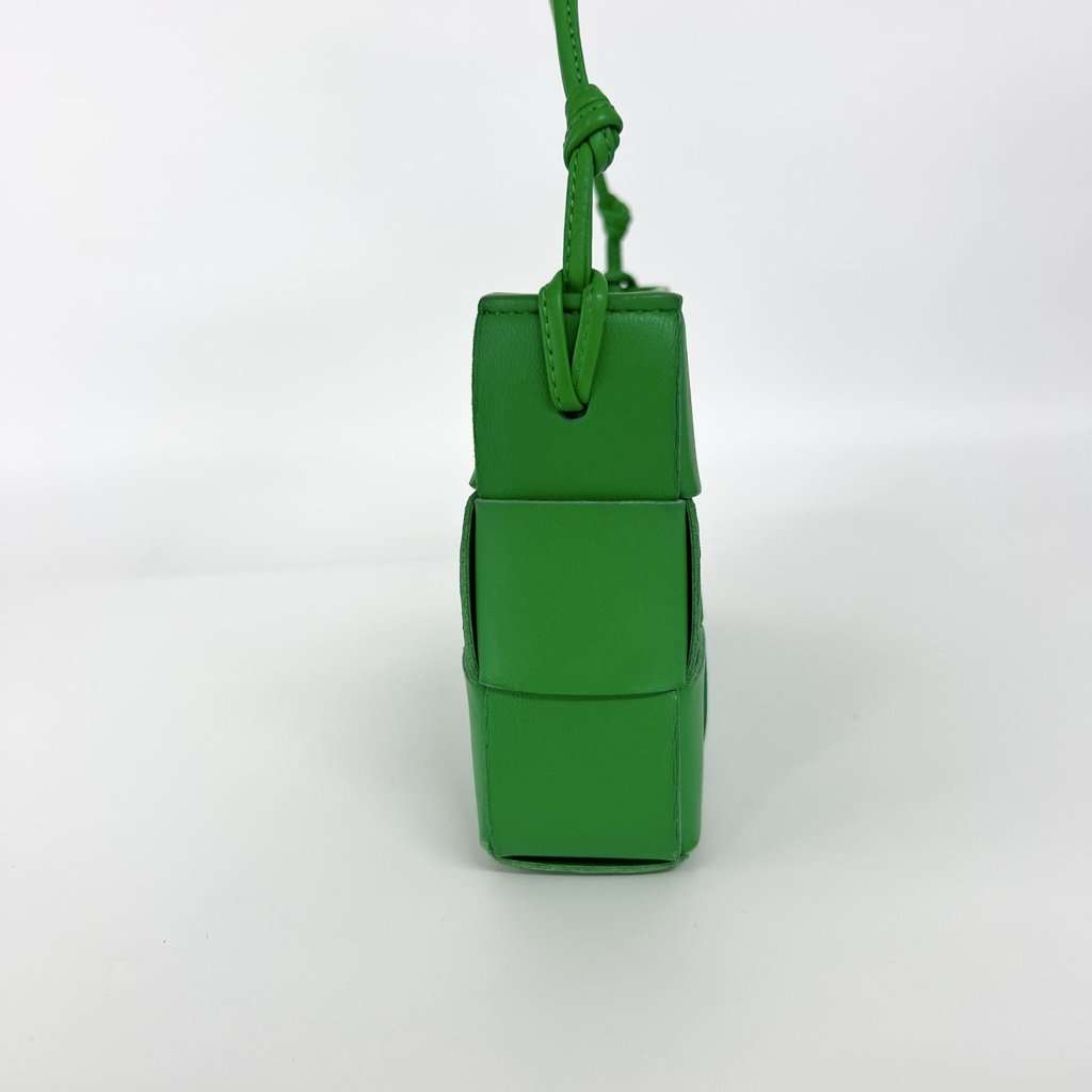 Bottega Veneta Small Cassette Shoulder Bag Parakeet Green Leather Good - Inside View