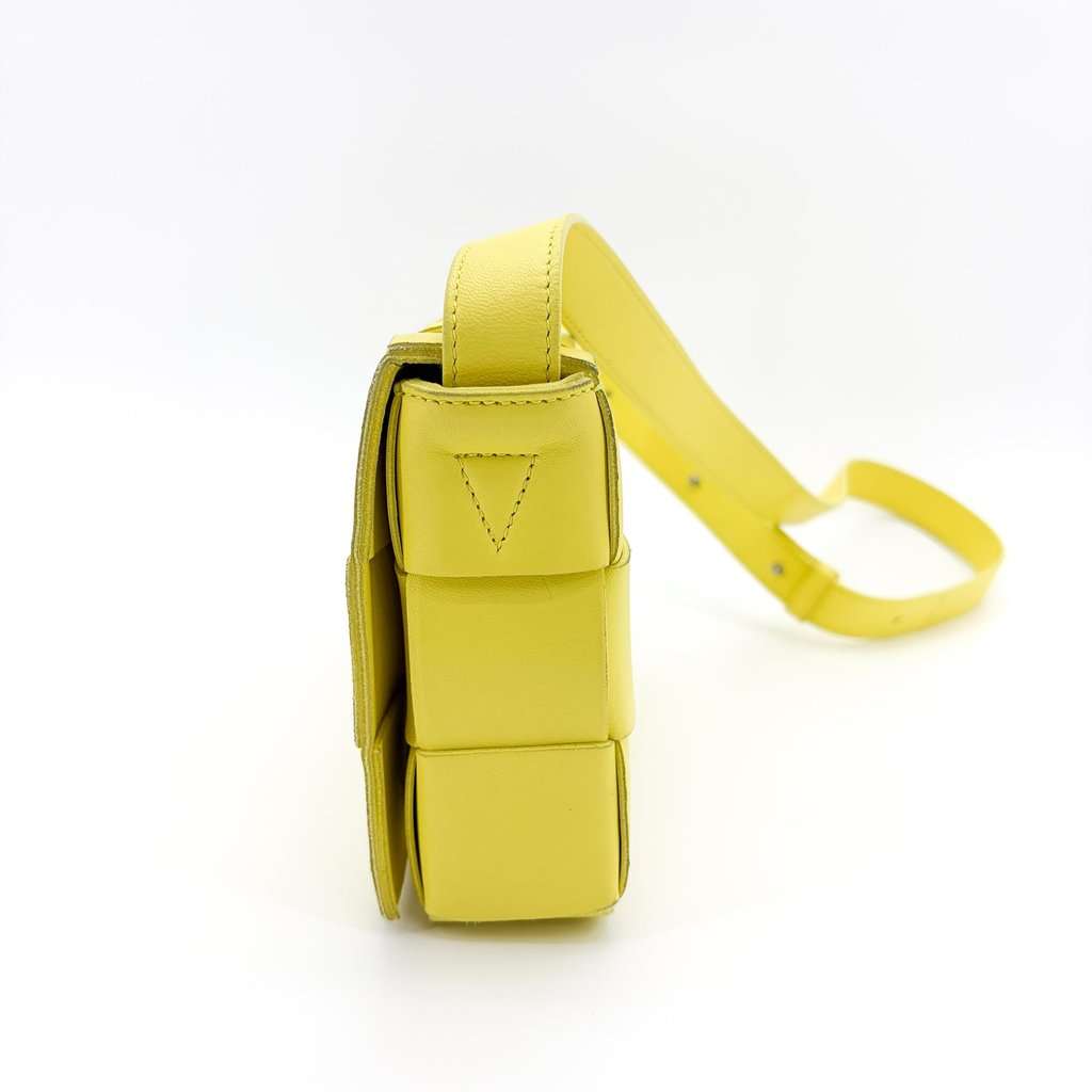 Bottega Veneta Cassette Bag Yellow Yellow Leather Very good - Model View