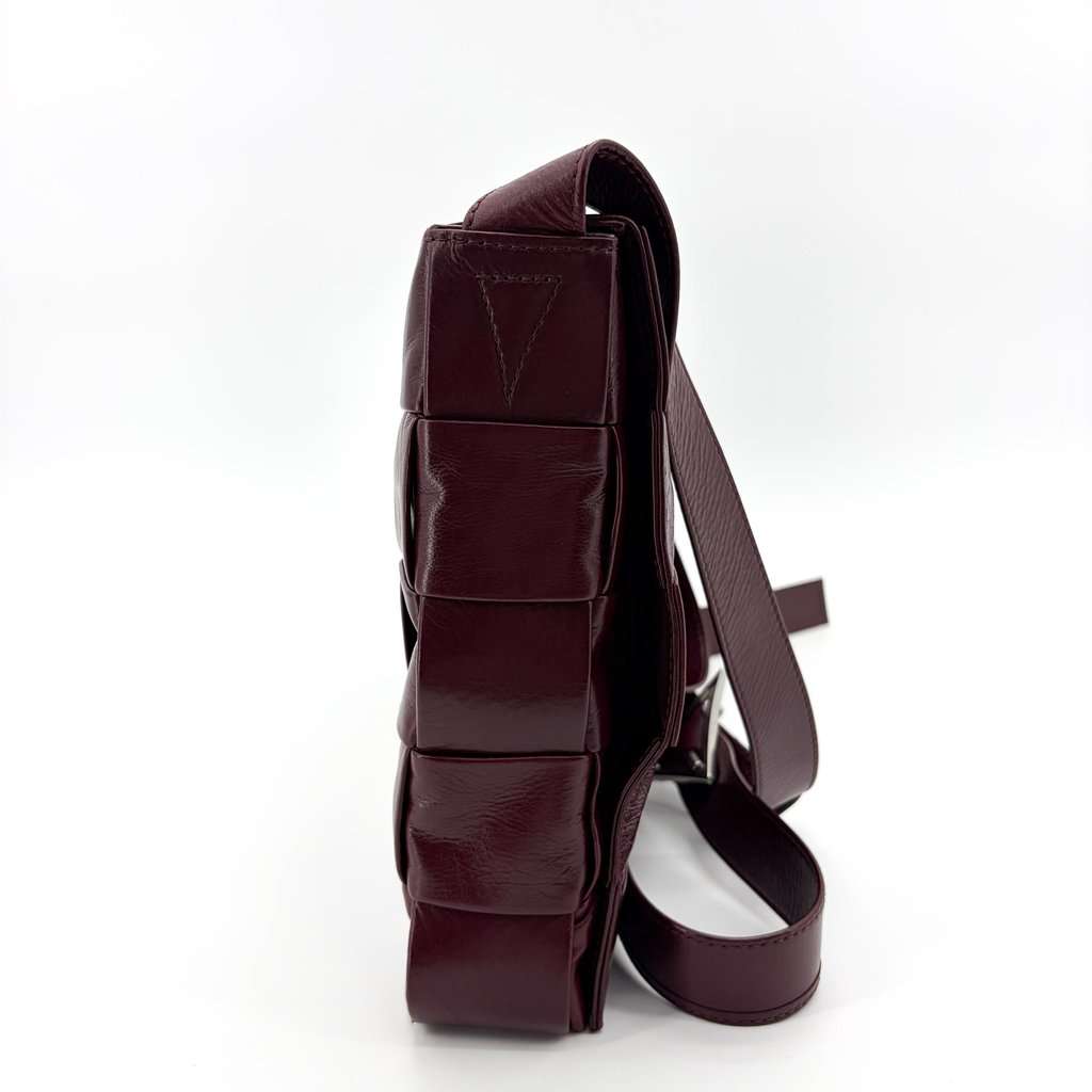 Bottega Veneta Cassette Bag Burgundy Burgundy Leather Good - Model View
