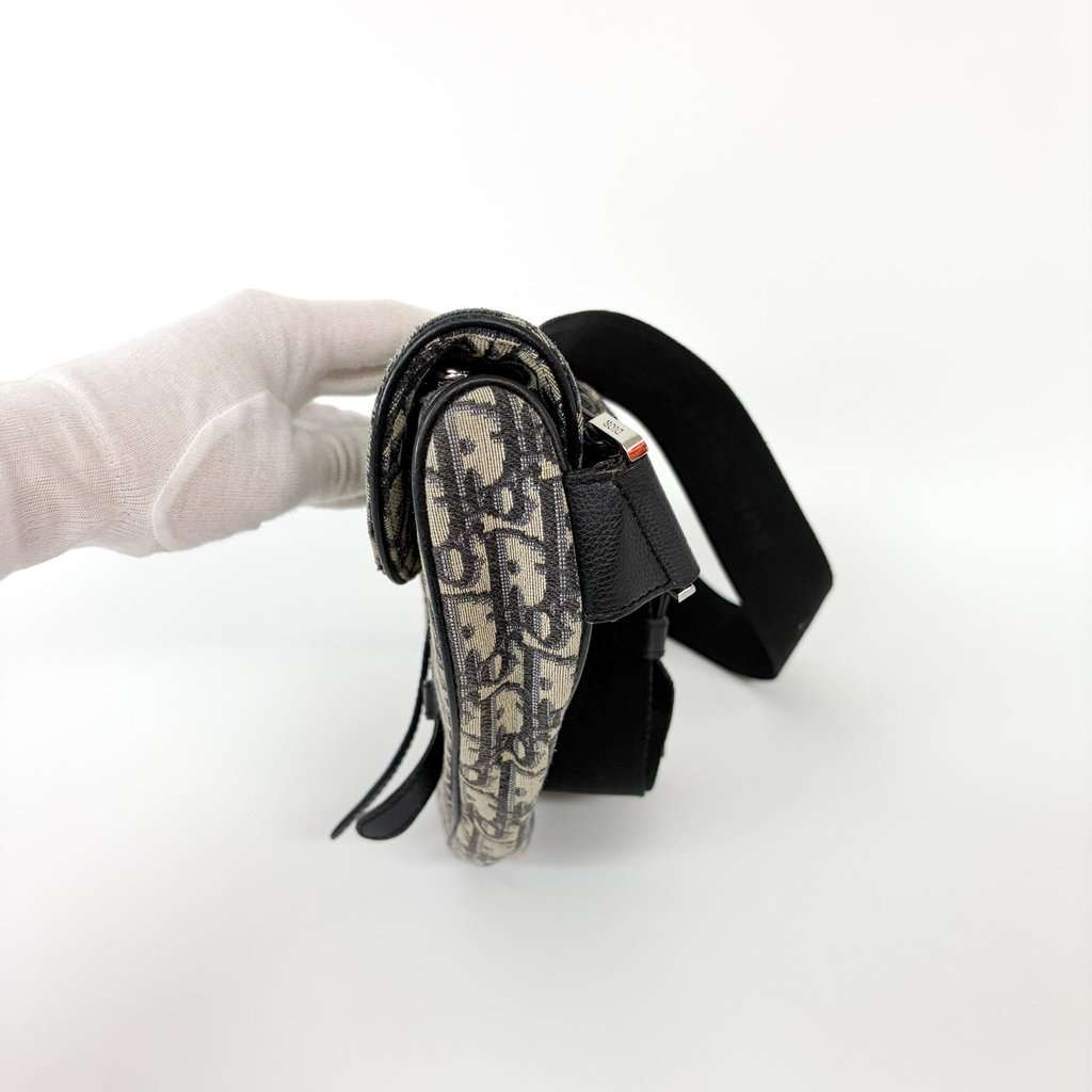 Dior Men's Oblique Saddle Bag Beige Black Beige Jacquard Good - Model View