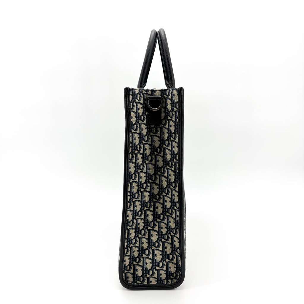 Dior Vertical Tote Bag Beige & Black Dior Oblique Jacquard Beige Jacquard Very good - Model View