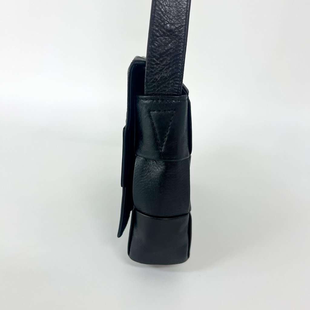 Bottega Veneta Cassette Bag Black Black Leather Good - Model View