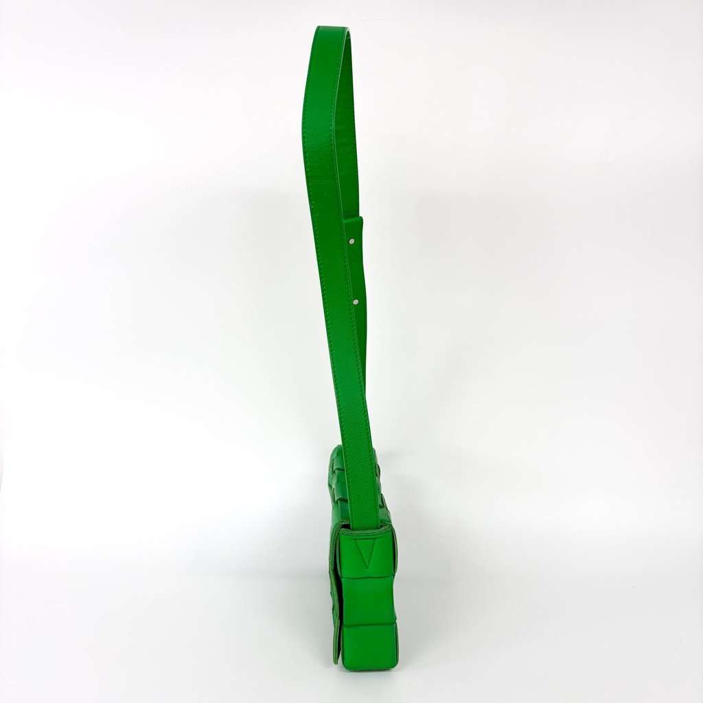 Bottega Veneta Cassette Shoulder Bag Paraket Green Leather Good - Model View