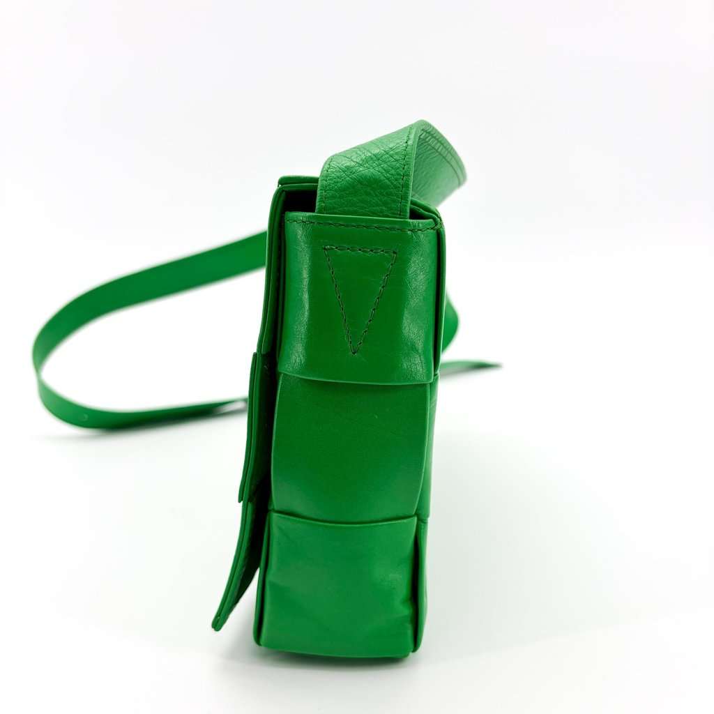 Bottega Veneta Intrecciato Weaving Paraket Cassette Bag Green Green Leather Very good - Model View