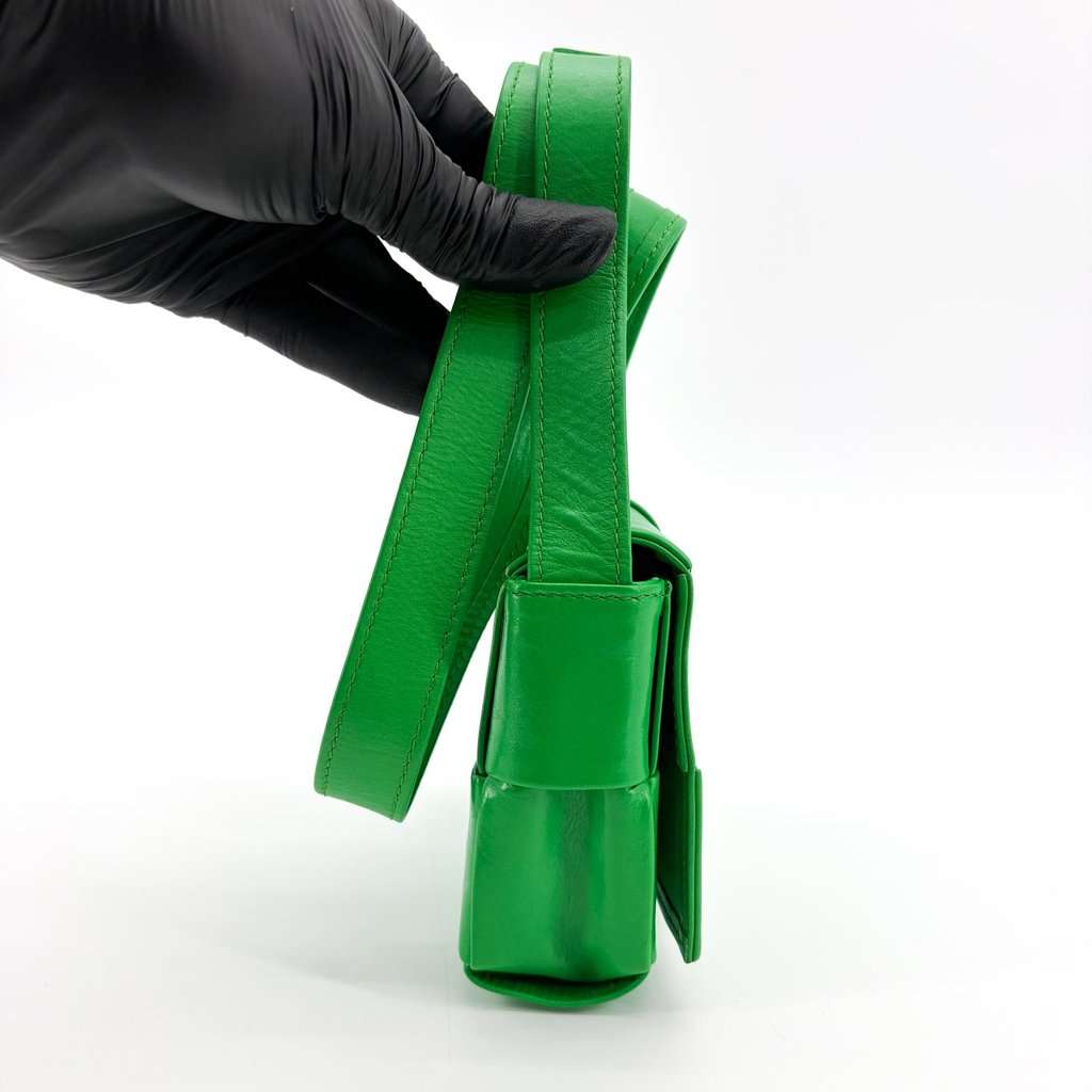 Bottega Veneta Mini Cassette Belt Bag Parakit Green Leather Very good - Model View