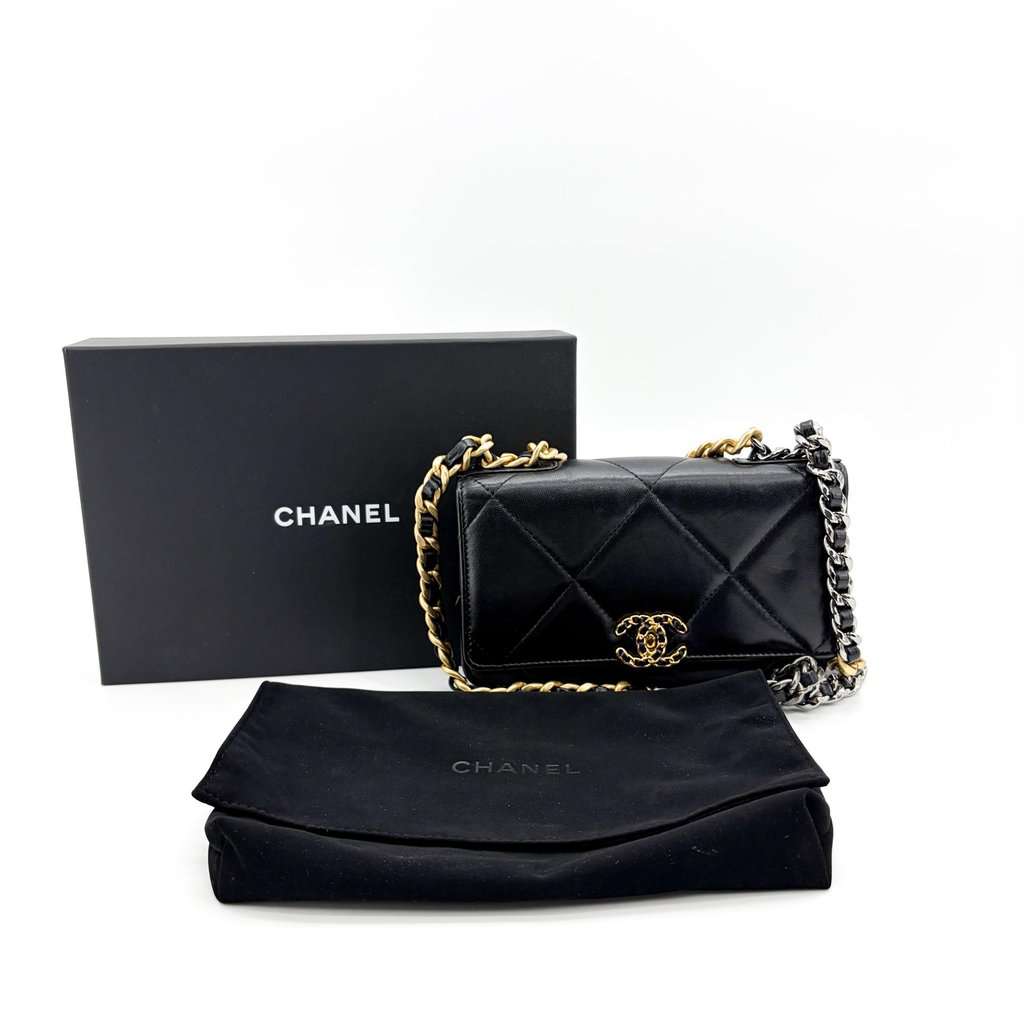 Chanel 19 Wallet on Chain Black Black Leather Very good - Back View